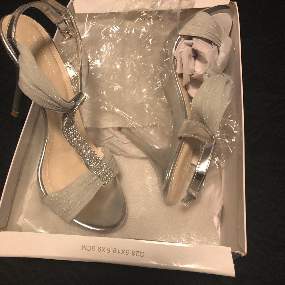 Size 7 wedding sandals new never worn